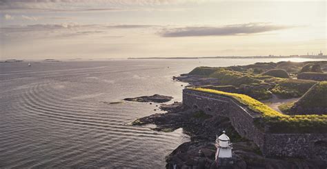 Helsinki látképe a kikötővel és a Suomenlinna erőddel