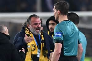 Olympiakosz és AEK Athén szurkolók a lelátón