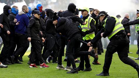 A Celtic és Rangers szurkolók összecsapása