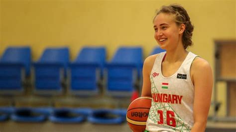 Gereben Lívia kosárlabda mérkőzés közben