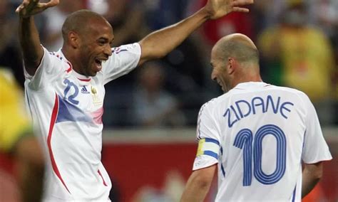 Zinedine Zidane és Thierry Henry ünnepli a gólt az 1998-as világbajnokságon