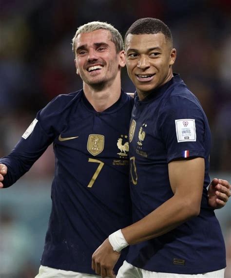 Kylian Mbappé és Antoine Griezmann ünnepli a gólt a 2018-as világbajnokságon