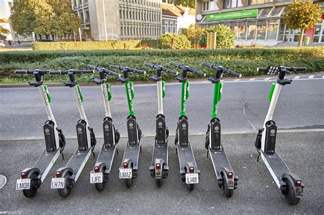 Bolt elektromos rollerek a városban