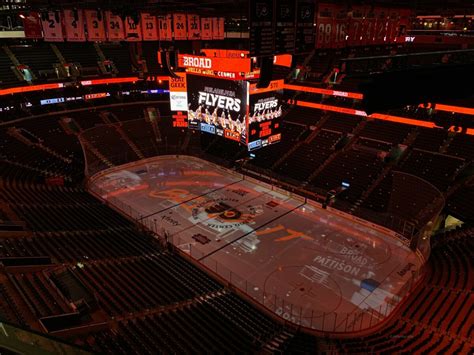 A Philadelphia Flyers logója és a Wells Fargo Center jégkorongpálya