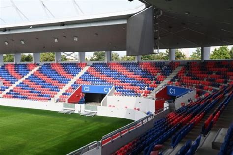 Stadion acélkerítésekkel a 80-as években