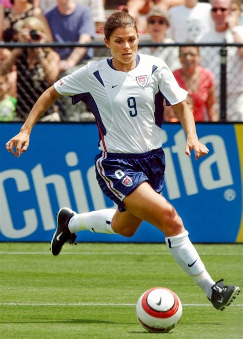Mia Hamm futballozik