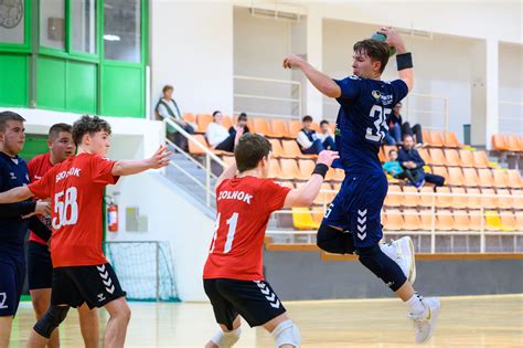 Fiú kézilabdázók mérkőzés közben a Treff Sportcsarnokban