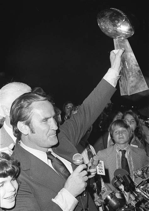 Don Shula a Vince Lombardi trófeával a veretlen szezon után