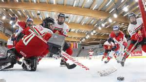 Jégkorong játékosok ünneplik a gólt