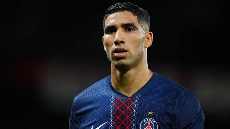 Achraf Hakimi akcióban, amint labdát vezet a jobb oldalon