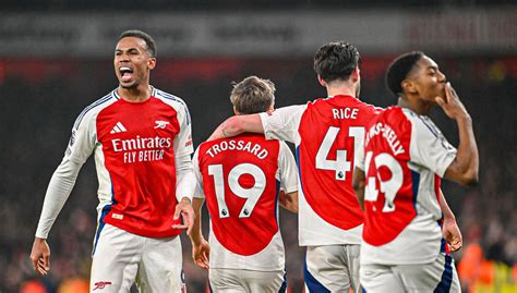 A két futballklub, az Arsenal és a Leicester City logója egymás mellett