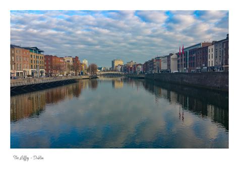Dublin látképe a Liffey folyóval és a történelmi épületekkel
