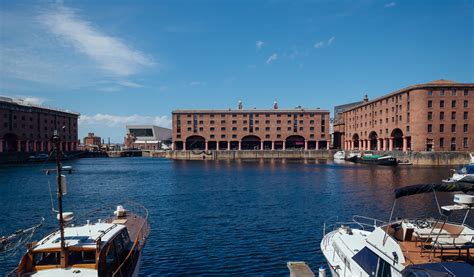 A liverpooli Royal Albert Dock és a Három Grácia a Mersey folyóról