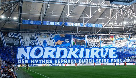 Schalke 04 szurkolók a lelátón a csapatot biztatják