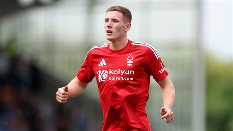 Elliot Anderson akcióban a Nottingham Forest mezében