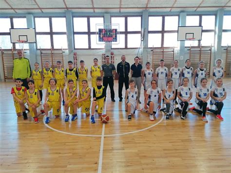 Kosárlabda edzésen résztvevő gyerekek