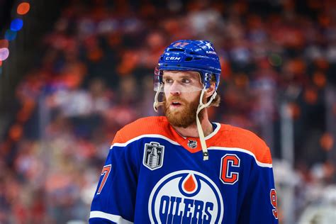 Connor McDavid Conn Smythe-trófeával