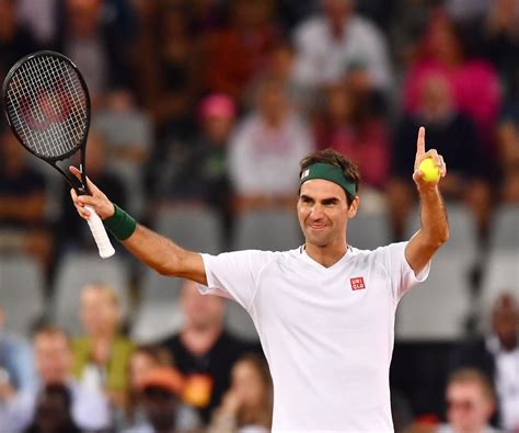 Roger Federer fiatalkori portréja egy teniszütővel