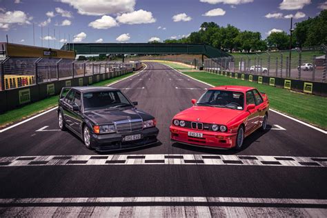 E30 BMW M3, Mercedes-Benz 190E 2.3-16 és Ford Sierra RS500 Cosworth versenyautók a 80-as évekből