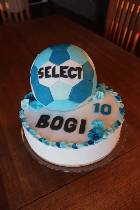 Kész kézilabda torta étcsokoládés mazsolákkal