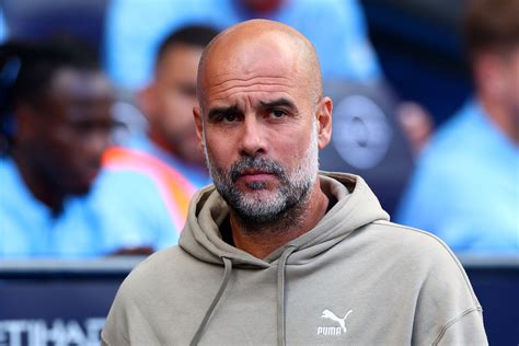 Pep Guardiola az oldalvonal mellett, a mérkőzésre koncentrálva