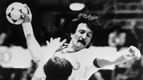 Kovács Péter (fehér mezben) kapura tör Kristján Arason mellett az 1986-os vb-n, Baselben, március 2-án.