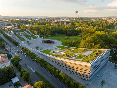 A Legends Múzeum látogatói interakcióban a kiállításokkal