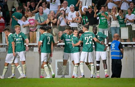 A győztes ETO FC játékosai ünneplés közben