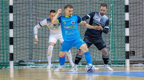 Futsal játékos akcióban
