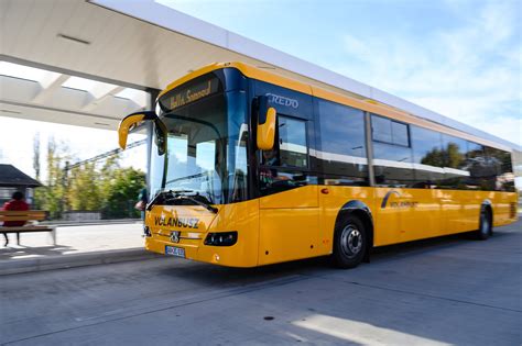 Manchesteri busz megállóhelyi tájékoztatóval és az ingyenes busz logójával