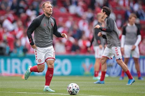 Futballpályán örömtől és bánattól elköszönő játékosok