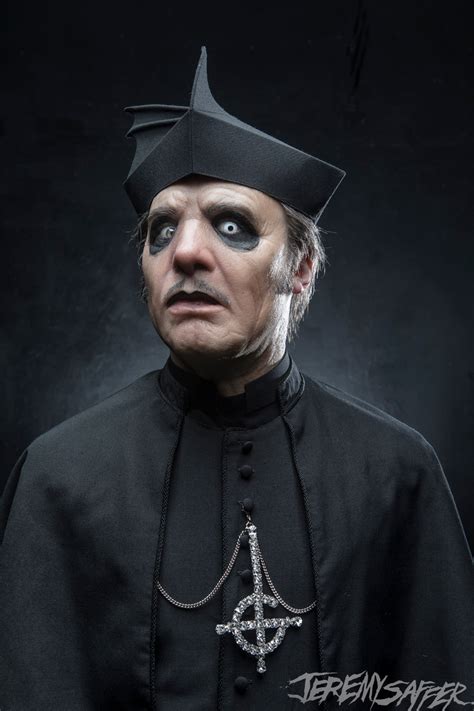 Ghost Cardinal Copia előadás közben