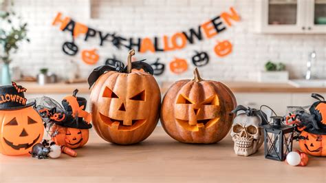 Halloweeni töklámpások és dekorációk egy ház előtt