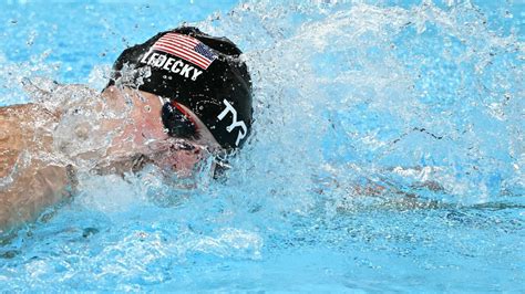 Hallássérült sportoló ünnepli a győzelmet