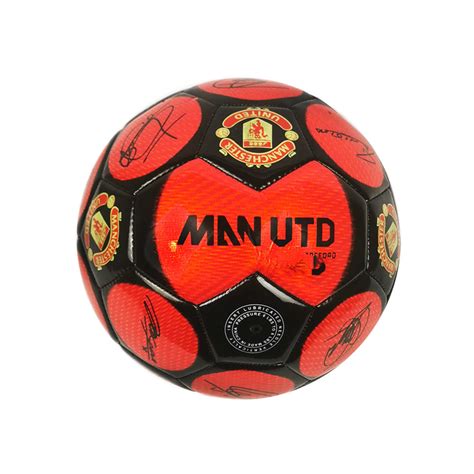 Manchester United logóval ellátott futballszőnyeg egy hálószobában