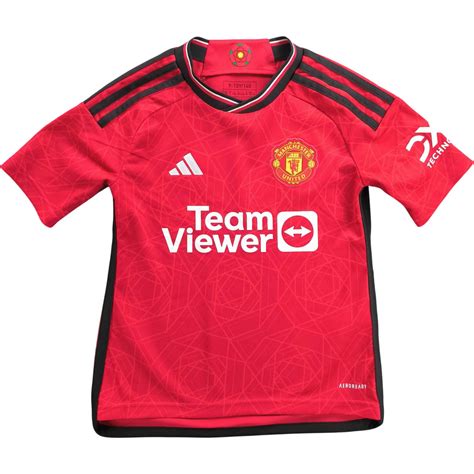 Manchester United 3. számú mez viselve egy stadionban
