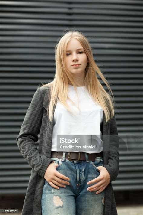 Kép egy fiatal lányról, amint kézilabdát dob