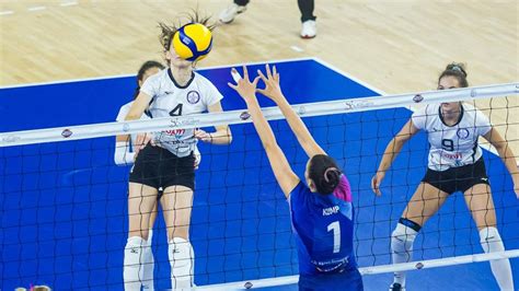 Női röplabda csapat a hálónál