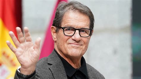 Fabio Capello egy futballmeccs elemzése közben