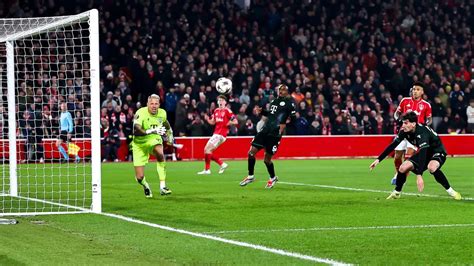 Az Arsenal első vörös meze és a Nottingham Forest játékosok