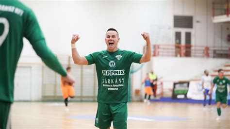 Futsal edző instrukciókat ad a csapatnak