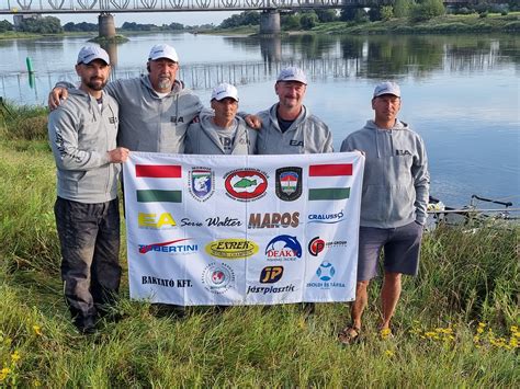 Magyar rendőr horgász válogatott, amint aranyérmet ünnepel