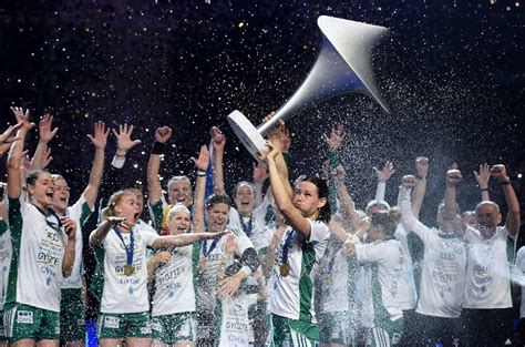 A Budapest Cowbells játékosai ünnepelnek egy győzelem után