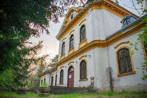 egy régi filmtekercs és egy elhagyatott mozi hangulata