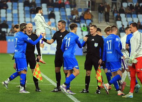 Játékvezetők csoportja egységes sportöltözetben