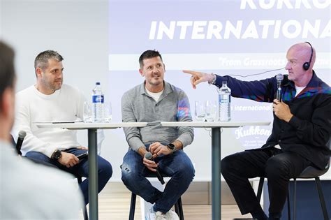 Fiatal labdarúgók és játékvezetőik egy mérkőzésen