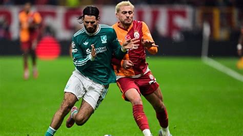 Okostelefon képernyőjén futball mérkőzés közvetítése