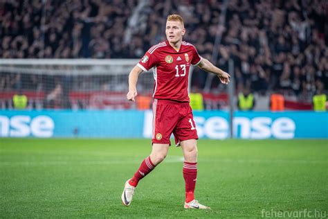 Kalmár Zsolt labdával a magyar válogatott edzésén