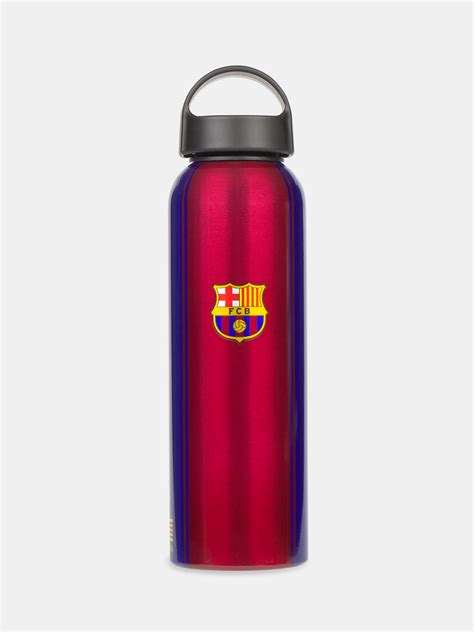 Barça ajándéktárgyak elrendezése az üzlet polcain