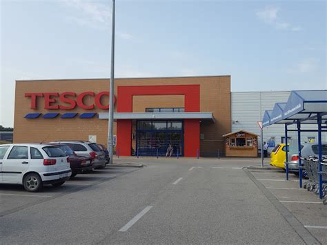 Tesco hipermarket bejárata